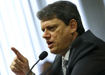 Ministro vai conversar com caminhoneiros para evitar paralisação