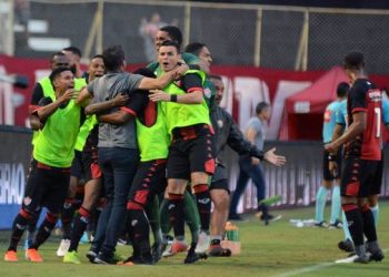 Vitória vira com dois gols em quatro minutos e respira na Série B