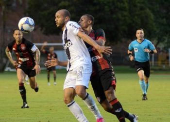 Vitória vira com dois gols em quatro minutos e respira na Série B