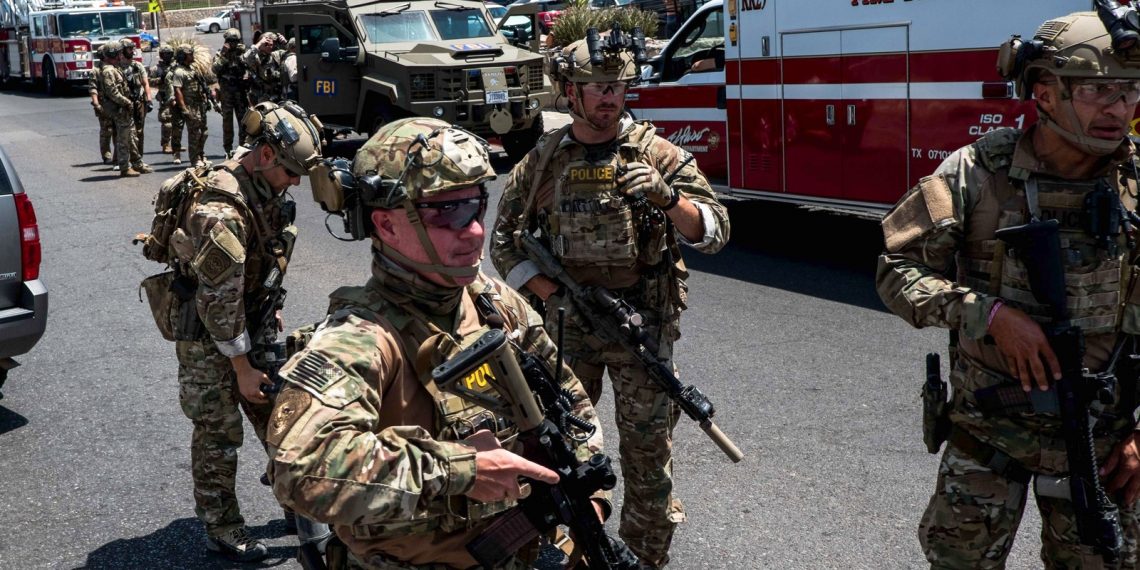 Tiros deixam 20 mortos e dezenas de feridos em centro comercial no Texas