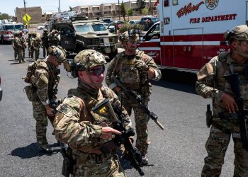 Tiros deixam 20 mortos e dezenas de feridos em centro comercial no Texas