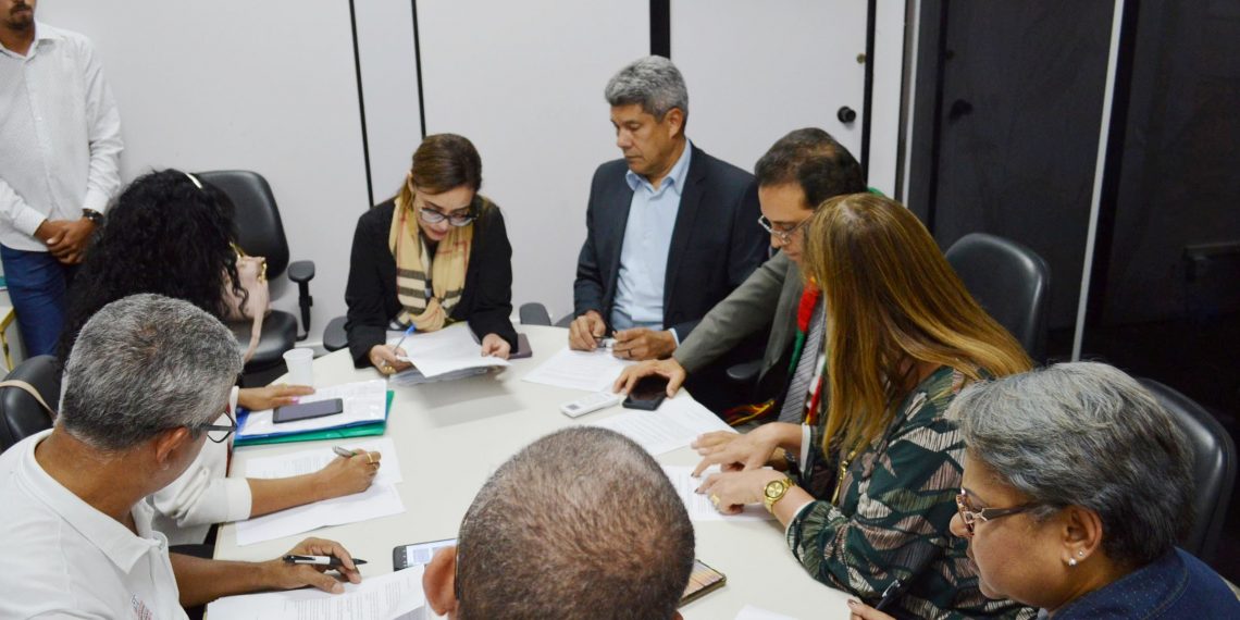 Governo do Estado promove 900 professores das universidades estaduais; ganhos chegam a 22,75%