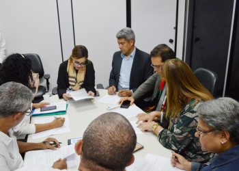 Governo do Estado promove 900 professores das universidades estaduais; ganhos chegam a 22,75%