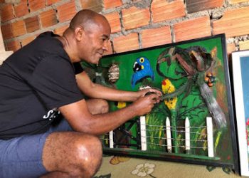 Artista plastico de 47 anos, transforma lixo em arte na Bahia
