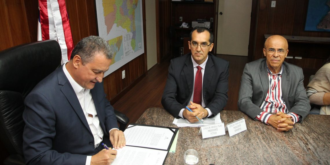 Governo do Estado firma acordo que reestrutura salários de 18 mil servidores