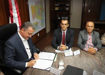 Governo do Estado firma acordo que reestrutura salários de 18 mil servidores