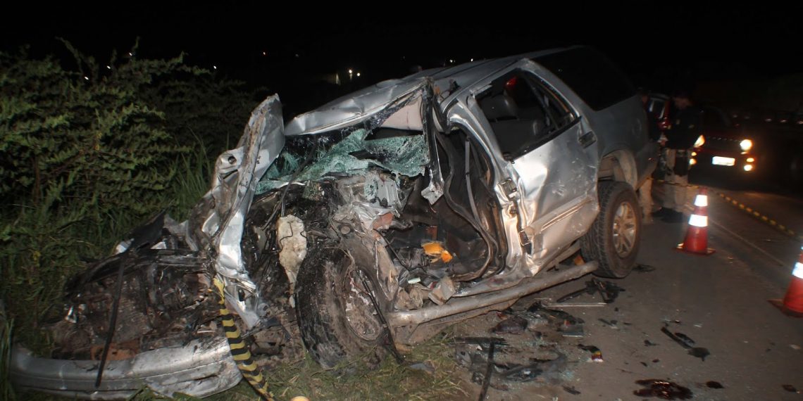 Serrinha – Colisão frontal entre caminhonete e carreta deixa um morto na BR-116