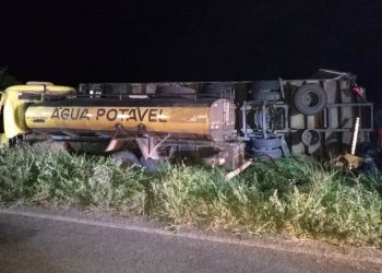 Colisão envolve dois caminhões na BA 220 entre Euclides da Cunha e Monte Santo