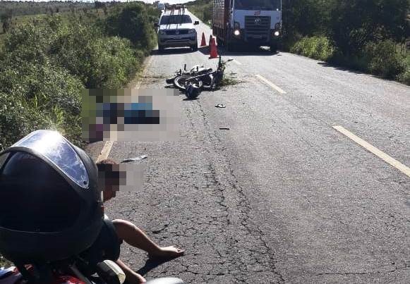 Homem morre e filho fica ferido em acidente na BA 120