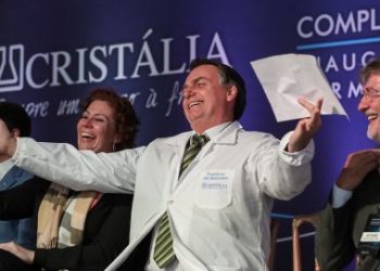 Bolsonaro dá sugestão para ‘salvar meio ambiente’: ‘Fazer cocô dia sim, dia não’