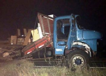 Colisão envolvendo caminhão e caminhonete na BA 120 deixa um morto