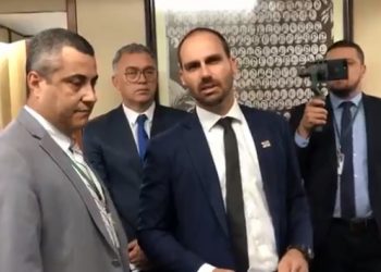 Eduardo Bolsonaro diz que Brasil não deve se ‘prostituir’ por doações para Amazônia