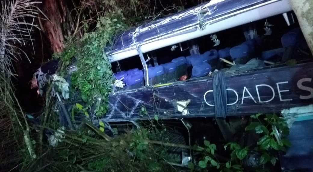 BR 101 – Cinco morrem e 10 ficam feridos em colisão envolvendo ônibus e carreta