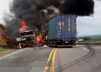 Colisão entre caretas deixou motorista morto e outro ferido