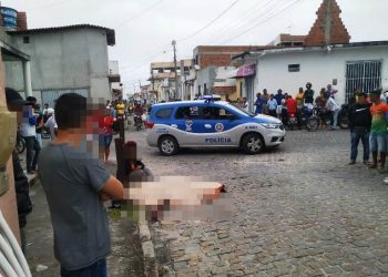 Homem é executado a tiros com arma de grosso calibre quando esperava mulher sair do trabalho