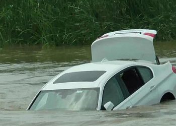 Jovem joga BMW no rio após pai se recusar a dar um Jaguar para ele; assista
