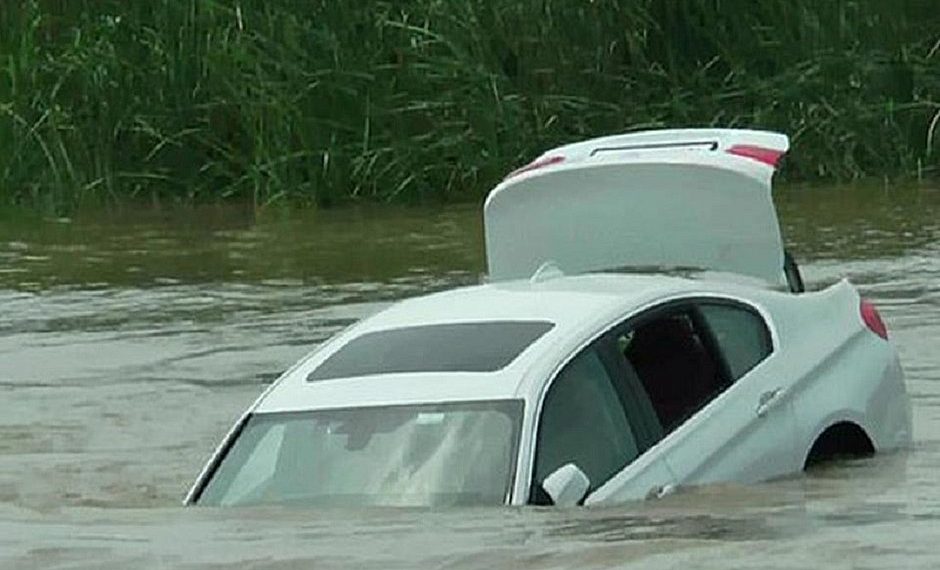 Jovem joga BMW no rio após pai se recusar a dar um Jaguar para ele; assista