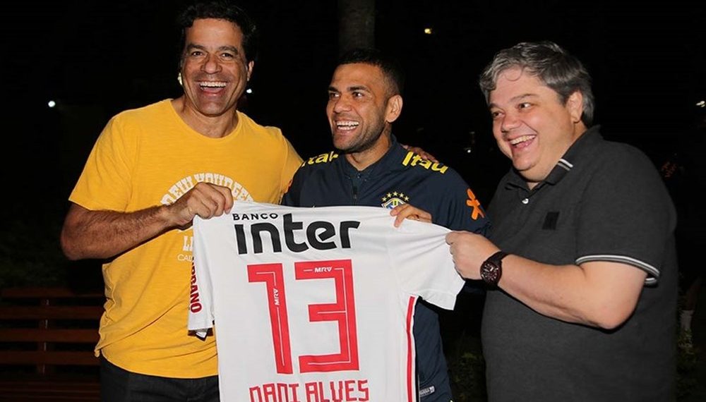 Daniel Alves fecha com o São Paulo até o fim de 2022