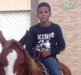 Garoto de 12 anos morre após cair de cavalo quando retornava de cavalgada