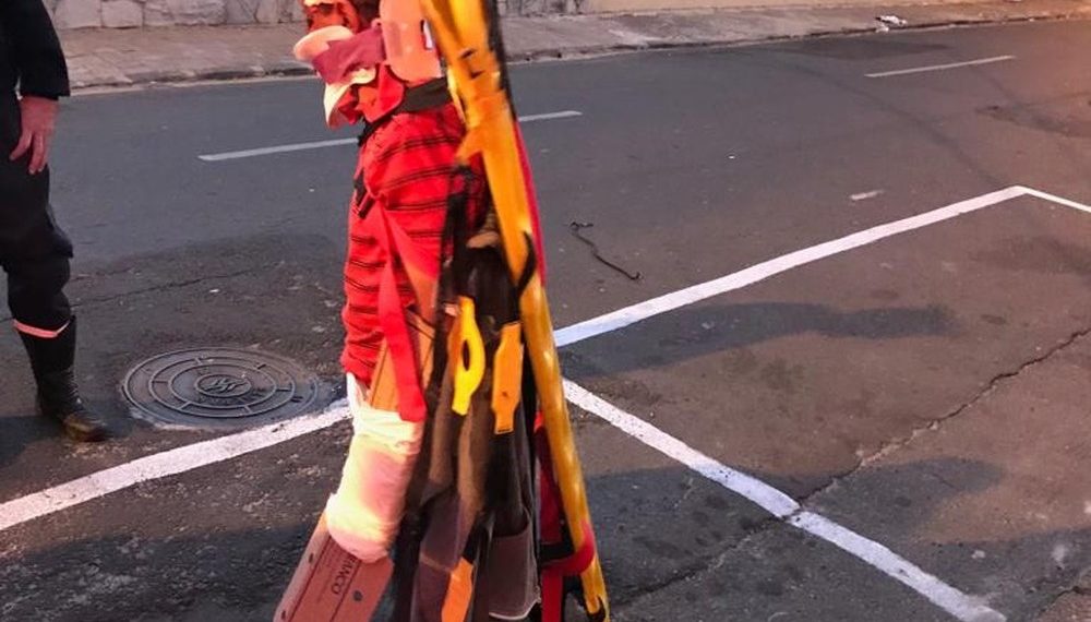 PR – Homem é atropelado por trem, e foge de hospital amarrado em maca