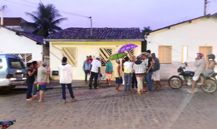 Idoso de 90 anos e filha de 60 morrem eletrocutados em varal