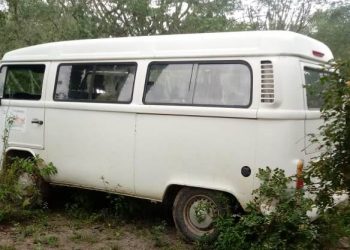 Kombi roubada em Água Fria é recuperada pela CETO na zona rural de Serrinha
