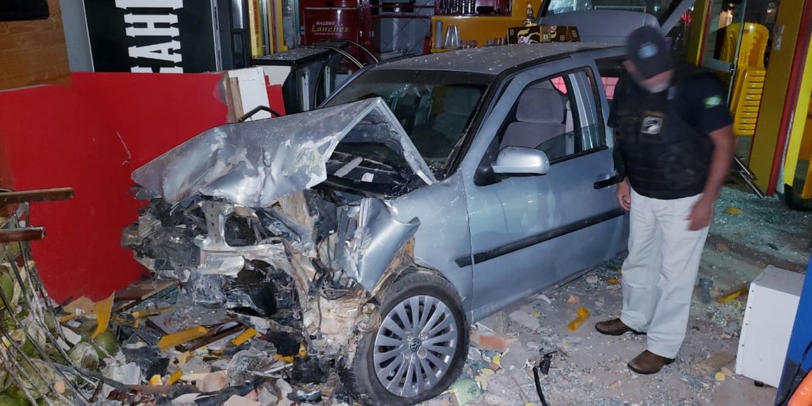 Motorista embriagada perde controle de veículo que invade pizzaria matando uma pessoa e deixando 4 feridas