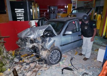 Motorista embriagada perde controle de veículo que invade pizzaria matando uma pessoa e deixando 4 feridas