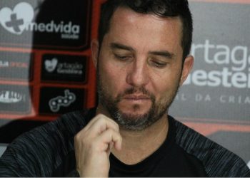 Paulo Carneiro anuncia a demissão do técnico Osmar Loss
