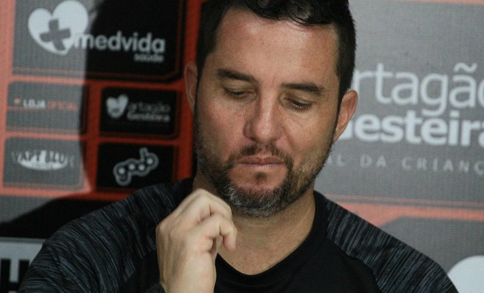 Paulo Carneiro anuncia a demissão do técnico Osmar Loss