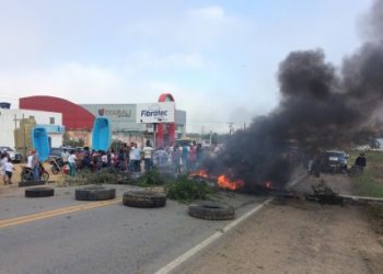 Manifestação de motoristas de transporte alternativo interdita BA-052, em Ipirá e Serra Preta