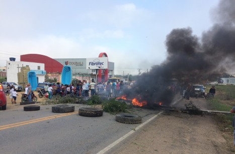 Manifestação de motoristas de transporte alternativo interdita BA-052, em Ipirá e Serra Preta
