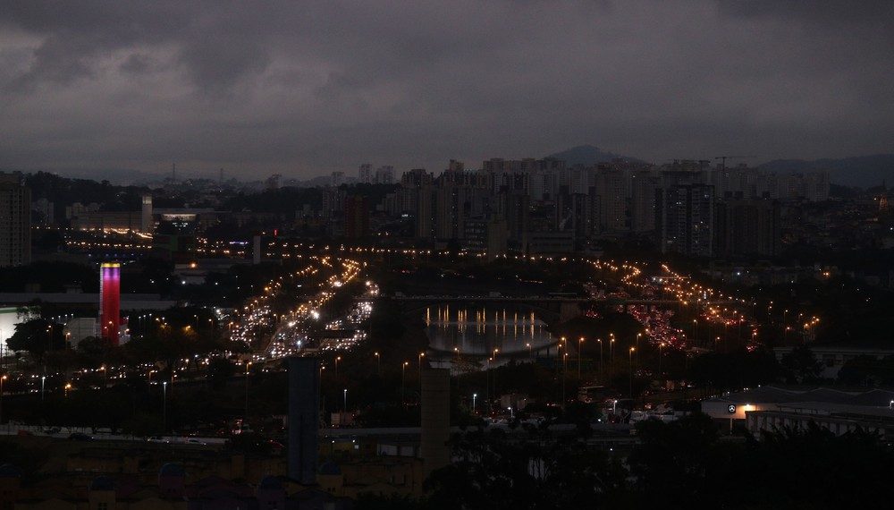 Dia vira ‘noite’ em SP com frente fria e fumaça vinda de queimadas na região da Amazônia