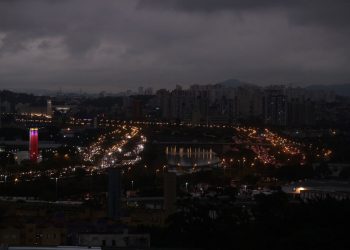 Dia vira ‘noite’ em SP com frente fria e fumaça vinda de queimadas na região da Amazônia