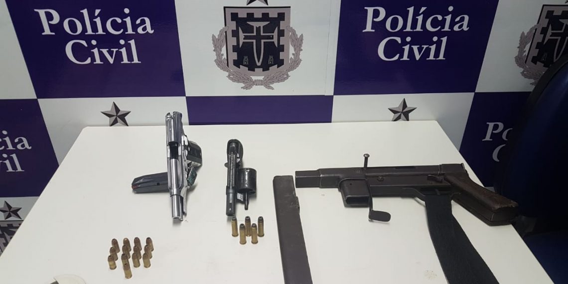 Submetralhadora, pistola e revólver encontrados em Tanquinho