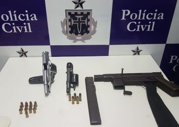 Submetralhadora, pistola e revólver encontrados em Tanquinho
