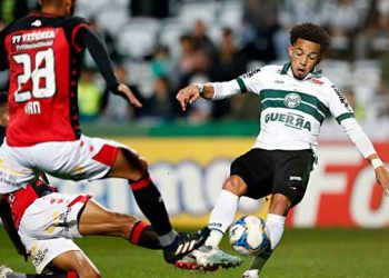 Vitória consegue segurar pressão do Coritiba e volta com um ponto do Paraná