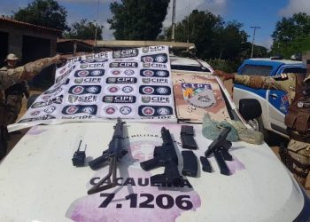 Operação encontra dois fuzis, pistola e revólver com quadrilha