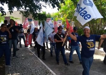Trabalhadores da Embasa realizam protesto no Centro Administrativo da Bahia