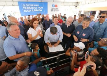 Em Guaratinga, governador Rui Costa autoriza construção de pontes e inaugura sistemas de abastecimento