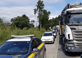 PRF flagra 29 motoristas utilizando acostamento da BR-324 para fugir de fila