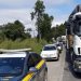 PRF flagra 29 motoristas utilizando acostamento da BR-324 para fugir de fila
