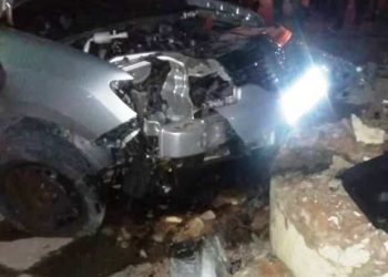 Quatro feridos após carro desgovernado colidir em mototaxi e bater em canteiro de praça em Senhor do Bonfim