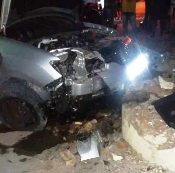 Quatro feridos após carro desgovernado colidir em mototaxi e bater em canteiro de praça em Senhor do Bonfim