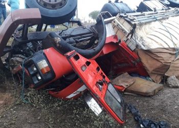 Motorista morre em capotamento de caminhão carregado de sisal na BA 416