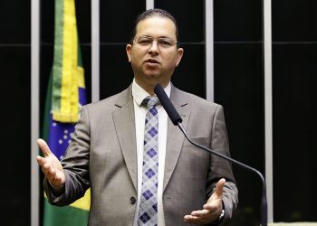 Deputado Alex Santana (PDT-BA) gasta mais de R$ 12 mil da verba parlamentar com carros de luxo todo mês