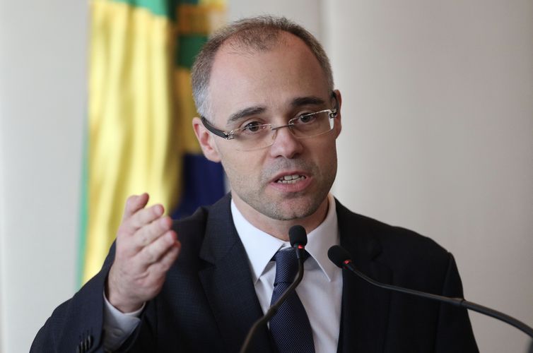 AGU proíbe advogados públicos de exercerem atividades privadas