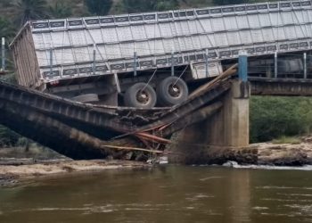 Ponte desaba no momento que passava caminhão boiadeiro