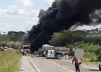 Carreta é consumida pelo fogo no trecho Santa Bárbara – Serrinha