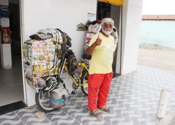 Ciclista que saiu de Amazonas no início de janeiro passa por Coité e diz que destino é o Ceará